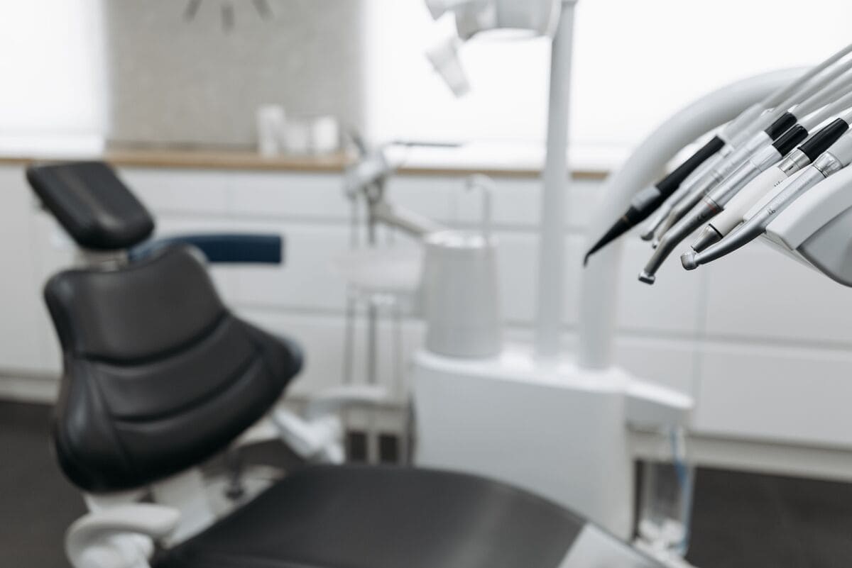 Gabinet stomatologiczny z fotelem i narzędziami dentystycznymi – dentysta w Chorzowie